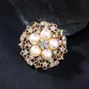 Moda Cruzada Europeia e Americana Broche Versátil de Flor de Pérola Liga de Zinco Cravejado com Diamantes Alfinete de Roupa Colar Acessórios Anti-Exposição