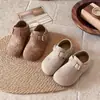 Sandálias Birkenstock Bordadas Estilo Artístico Infantil Outono/Inverno 2026 Novo Design Sapatilhas com Fivela para Meninas Sapatos Versáteis de Couro
