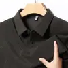 Nueva colección de otoño de camisetas de manga larga para hombres de mediana edad y mayores, con un diseño casual tipo camisa de dos piezas, corte holgado y cuello tipo polo.