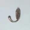 Venda Direta de Fábrica Gancho de Banheiro em Liga de Zinco Niquelada Branca, Gancho de Porta de Guarda-Roupa, Gancho de Parede para Casacos, Gancho de Porta para Armazenamento