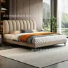 Cama tapizada de rayas verticales minimalista moderna, patas metálicas finas de color blanco roto, cama doble de 1.8 metros para dormitorio principal, cama de bodas minimalista italiana