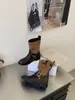 Botas curtas de bico redondo com design retrô, botas da moda de cano médio, outono/inverno de 2026, fivela de cinto, botas de salto bloco coloridas, botas de sola reta