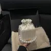 2025 Nuevo Bolso Cubo con Cadena de Perlas Diseño de Nicho para Mujer Bolso Mini de Mano para Teléfono Móvil de Hombro Cruzado de Gama Alta
