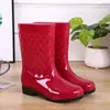 Nuevas Botas de Lluvia de Moda de Caña Media y Baja Erxiang para Mujer Botas de Lluvia de PVC Color Caqui Abstemio de Ácidos y Álcalis Zapatos de Agua Rombo 839