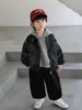 2401 Conjunto de Outono para Meninos 2026 Novo Lindo Elegante Estilo Coreano Jaqueta de Couro Roupa de Fora Conjunto de Três Peças Estação Primavera e Outono Roupas Tendência