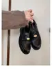 Mocasines de cuero vintage para mujer con suelas gruesas, diseño elegante con pequeñas monedas doradas, zapatos de tacón grueso de cuero genuino estilo británico