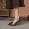 Sapatos de salto alto na cor marrom claro com estampa de grou de almofada branca para mulheres, novo modelo 2026, elegantes e sofisticados, com um salto fino que não cansa os pés, adequados para uso profissional