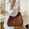 Bolsa de mano transfronteriza de gran capacidad, diseño tejido retro, elegante y versátil, adecuada para llevar la compra, se puede usar como bolso de mano, bolso de hombro o llevar debajo del brazo.