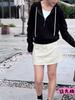 Moda Outono 2024 Novo Estilo Hong Kong Blusa de Tricô com Capuz Manga Longa Costura Slim Decote V Senso de Design Falso Duas Peças para Mulheres