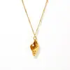 Collar de clavícula de concha incrustada estilo ins europeo y americano con perla de imitación para mujer de acero de titanio chapado en oro real de 18k nicho joyería comodín al por mayor