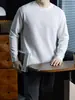 Camiseta Jacquard de Algodão com Aparência Old Money, Manga Longa para Homem, Contraste de Cor Xadrez, Bolso, Modelagem Solta, Gola Redonda, Base Lisa, para Primavera e Outono