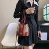 Bolso de Diseño Exclusivo Tipo Cubo para Mujer 2026 Nuevo Estilo Lona Rayas de Bloqueo de Color Bolso de Hombro Cruzado con Diseño de Bloqueo de Color