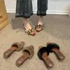 Nuevas zapatillas peludas con estampado de leopardo 2026 para mujer, para usar en exteriores, tacón de cuña, zapatillas de tacón alto, antideslizantes, puntera abierta, felpa, de una sola tira, zapatillas de algodón