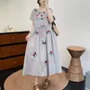 Vestido de Verão 2026 Estilo Japonês Bordado Floral Cintura Marcada Algodão Linho Solto Emagrecedor Comprimento Médio Vestido Evasê