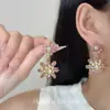 Brincos Flor Dupla Rosa com uma Vibe Super de Fada, Design Moderno, Cravejados com Diamantes, Brincos de Tarraxa Frescos e Elegantes, Joia Versátil para o Dia a Dia para Jovens Mulheres