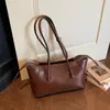 Fornecida diretamente do exterior, esta nova coleção de 2026 apresenta uma bolsa de ombro leve e luxuosa com um design elegante, perfeita para o uso diário, o trajeto para o trabalho e oferecendo amplo espaço de armazenamento.