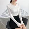 Foto Real Otoño e Invierno 2022 Nuevo Cuello Redondo Bajo Clavícula Descubierta Camiseta Base Tejida Ajustada Suéter Corto Delgado Top con Botones