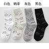 Calcetines blancos de media pantorrilla para otoño e invierno para mujer, lindos calcetines modernos de gatito de dibujos animados, calcetines largos versátiles sin costuras, calcetines cómodos para mujer