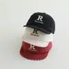 2025 nueva versión coreana de gorra de béisbol para niños gorra de bebé con letra R linda gorra para el sol para salir súper linda para bebé