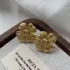 Elegantes Pendientes de Flor Tridimensionales de Metal Cepillado con Cierres de Plata S925, Estilo Socialité de Alta Gama, Pendientes de Moda y Versátiles