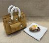 Bolso Birkin de 25 cm en Piel Cargo-Swift con Bolsillo Interior de Lona y Correa de Hombro de Puntos (M06Bk)