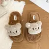 Novas pantufas fofas de sola reta, pantufas de algodão, design de urso de desenho animado, modelo 2026, antiderrapantes, adequadas para uso interno e externo, estilo de bico aberto