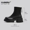 Botas Universais de Veludo com Solado Grosso para Mulheres Outono e Inverno 2025 Novas Botas Pretas que Aumentam a Altura para Mulheres Botas Curtas de Couro da Moda
