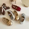 Sapatos de couro infantis 2026 primavera e outono novos estilo coreano para meninas, sapatos de princesa de sola macia com laço, sapatos casuais antiderrapantes da moda