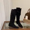 Botas altas de punta fina estilo retro europeo y americano para mujer, nueva colección 2026, con tacón grueso, detalle de hebilla y diseño plisado fruncido, que se asemejan a las botas de un caballero