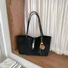 Bolso tote minimalista transfronterizo 2026 para mujer, con gran capacidad, diseño único, estilo casual, aspecto moderno y adecuado para ir al trabajo.