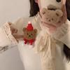 Broche de oso de peluche ~ Lindo sombrero de bufanda roja con cabeza de oso, broche de muñeca de dibujos animados, ramillete de Año Nuevo para mujer