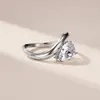 Anel de Prata de Lei S925 com Moissanita em Forma de Gota para Mulheres, Design de Braço Torcido de Luxo Acessível, Proposta e Noivado, Elegante da Moda Lote de Fábrica