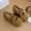 Nueva colección de otoño: elegantes zapatillas Mary Jane tipo ballet con punta poco profunda, que presentan un patrón de lunares grandes y un tacón de cuña oculto