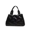 Bolso de Mano Grande de Capacidad Transfronterizo para Comercio Exterior para Mujer Otoño e Invierno 2022 Nuevo Bolso de Tela de Plumón Bolso de Mano Simple de Moda para Mujer