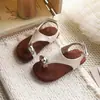 Sandálias Romanas Planas com Velcro e Dedos Separados para Mulheres 2026 Novo Estilo de Férias de Verão Sapatos de Praia Sandálias Prateadas com Dedos Separados para Mulheres