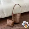 2026 Nuevo Bolso Cubo de Alta Gama para Viajes Diarios para Mujer, Bolso Cruzado con Hombro Calado, Bolso de Mano Versátil de Moda de Nicho