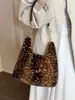 Bolso de felpa moteado retro de invierno de nicho estilo coreano, nueva colección 2026, de alta gama, moderno y con textura, bandolera con cadena