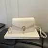 Bolso pequeño cuadrado de un solo hombro cruzado de moda retro de alta gama estilo coreano 2026 principios de otoño con hebilla simple versátil