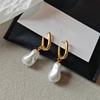 Aretes de Latón Retro con Forma Especial Barrocos de Perla Imitación Irregular con Perlas Destacadas Aretes Elegantes Elegantes de Lujo Ligero Joyería para la Oreja