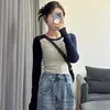 Nova coleção de outono: Camiseta feminina curta, justa e estilosa com design de manga raglã e detalhes color-blocking, criando uma silhueta slim e valorizadora.