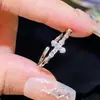 Anillo Abierto Geométrico Exquisito con Pedrería para Mujer Lujo Ligero Sensación de Alta Gama Joyería de Mano Ajustable Estilo Fresco de Temperamento Anillo de Dedo