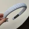 Faixa de Cabelo Azul Xadrez Fresca de Verão Feminina 2025 Nova Gaiola de Cabelo Prensado Topo Craniano Moda Estilo Ocidental Faixa de Cabelo Acessórios de Cabelo