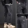 Jeans Masculino de Cintura Alta Tendência Marca de Luxo Corte Reto Solto Primavera/Outono 2026 Novo Versátil Elástico Casual Calça Longa