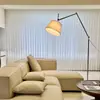 Lámpara de pie italiana de brazo largo articulado para sala de estar, junto al sofá, dormitorio, estudio, lámpara de lectura, tamaño pequeño, con pantalla de papel pergamino