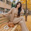 Conjunto Reductor de Edad de Estilo Diosa Elegante de Alta Gama Cárdigan de Tirantes Albaricoque Pantalones de Pierna Ancha Vestido de Tres Piezas de Otoño para Mujer