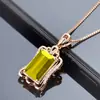 Collar Colgante Yihua Chapado en Oro Rosa con Diamante Verde, Estilo Popular Europeo y Americano, Colgante Rectangular Biselado Incrustado con Diamante con Patrón Hueco