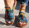 Chinelos Planos de Verão Novos Cruzados Europeus e Americanos Calçado Feminino para Exterior 202543 Sandálias de Praia Europeias e Americanas Chinelos com Franjas Femininos Atacado Tamanho Grande