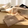 Meias de pelúcia até a panturrilha com bordado de letra P para mulheres, espessadas e forradas com fleece para aquecimento no outono e inverno, meias longas estilo universitário japonês