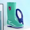 Botas de lluvia impermeables con suela de goma para mujer, botas de lluvia de tubo alto duraderas, zapatos de agua engrosados, antideslizantes, a la moda, universales para uso laboral de mujer