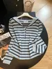 Camiseta de punto de manga larga a rayas con cuello azul marino estilo coreano para mujer, otoño 2026, top extremadamente elegante y único